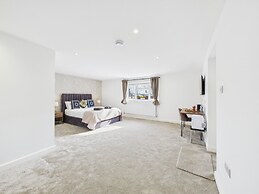 Central Guest Room - En-suite, Parking & Garden