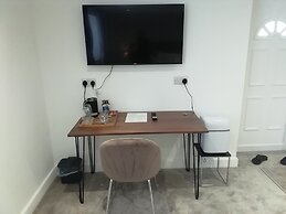 Central Guest Room - En-suite, Parking & Garden