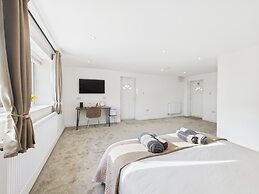Central Guest Room - En-suite, Parking & Garden