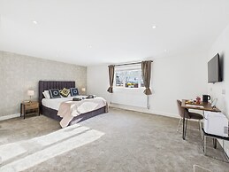 Central Guest Room - En-suite, Parking & Garden