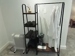 Central Guest Room - En-suite, Parking & Garden