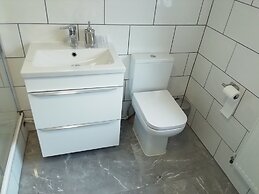 Central Guest Room - En-suite, Parking & Garden