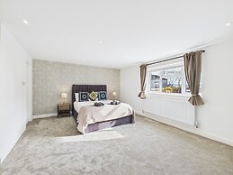 Central Guest Room - En-suite, Parking & Garden