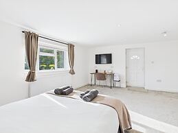 Central Guest Room - En-suite, Parking & Garden