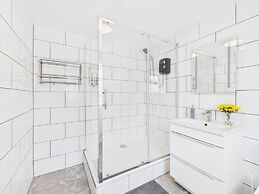 Central Guest Room - En-suite, Parking & Garden