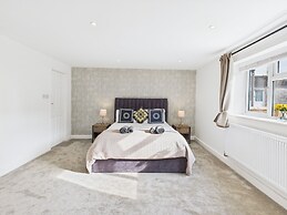 Central Guest Room - En-suite, Parking & Garden