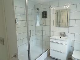 Central Guest Room - En-suite, Parking & Garden