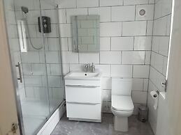 Central Guest Room - En-suite, Parking & Garden