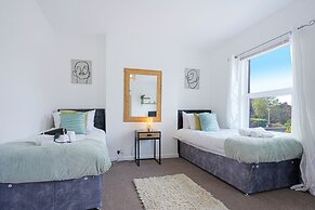 Remarkable 5-bed House in Luton