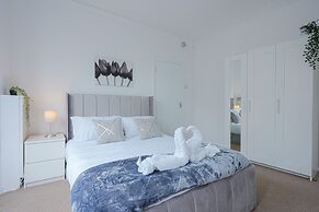 Remarkable 5-bed House in Luton