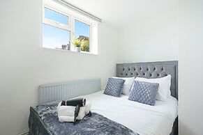 Remarkable 5-bed House in Luton