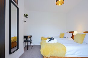 Remarkable 5-bed House in Luton