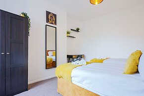 Remarkable 5-bed House in Luton
