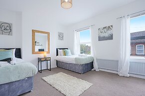 Remarkable 5-bed House in Luton