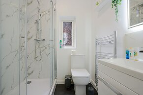 Remarkable 5-bed House in Luton