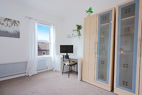 Remarkable 5-bed House in Luton