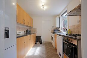 Remarkable 5-bed House in Luton