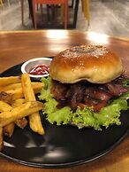 100 Cafe Moto Hostel