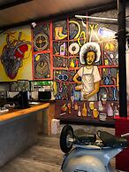 100 Cafe Moto Hostel