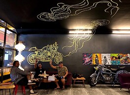 100 Cafe Moto Hostel