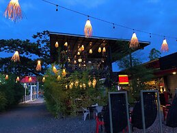 100 Cafe Moto Hostel