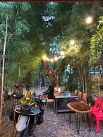 100 Cafe Moto Hostel