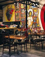 100 Cafe Moto Hostel