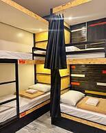 100 Cafe Moto Hostel