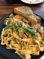 100 Cafe Moto Hostel