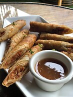 100 Cafe Moto Hostel