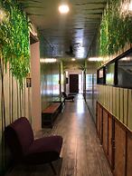 100 Cafe Moto Hostel