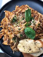 100 Cafe Moto Hostel