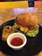 100 Cafe Moto Hostel