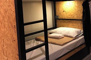 100 Cafe Moto Hostel