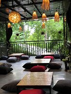 100 Cafe Moto Hostel