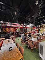 100 Cafe Moto Hostel