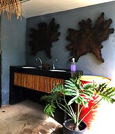 100 Cafe Moto Hostel