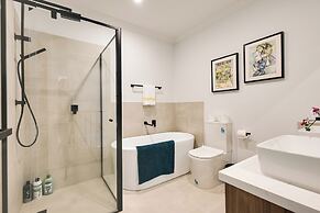 StayAU Stylish 4BR Home Ringwood