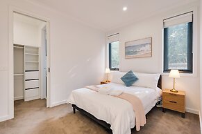 StayAU Stylish 4BR Home Ringwood