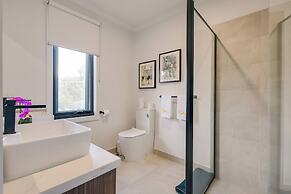 StayAU Stylish 4BR Home Ringwood