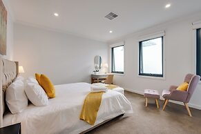 StayAU Stylish 4BR Home Ringwood
