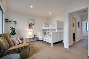 StayAU Stylish 4BR Home Ringwood