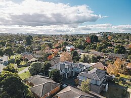 StayAU Stylish 4BR Home Ringwood