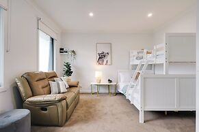 StayAU Stylish 4BR Home Ringwood