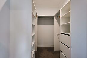 StayAU Stylish 4BR Home Ringwood