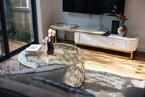 StayAU Stylish 4BR Home Ringwood