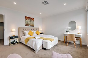 StayAU Stylish 4BR Home Ringwood