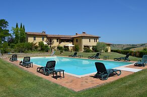 Large Apartment With Shared Swimming Pool in Crete Senesi