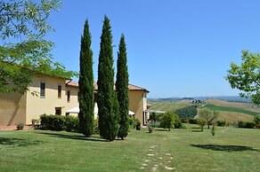 Large Apartment With Shared Swimming Pool in Crete Senesi