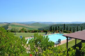 Large Apartment With Shared Swimming Pool in Crete Senesi